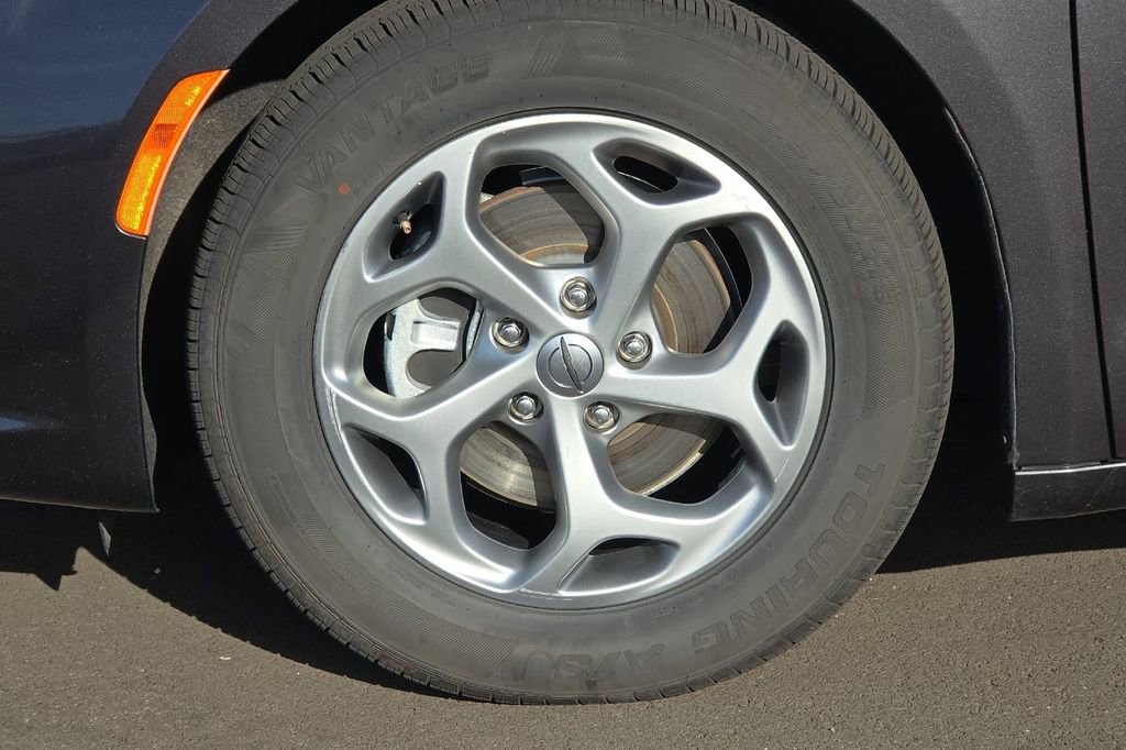 Used 2023 Chrysler Pacifica Limited FWD image 26