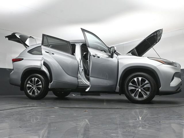 Used 2021 Toyota Highlander XLE AWD/4WD image 49