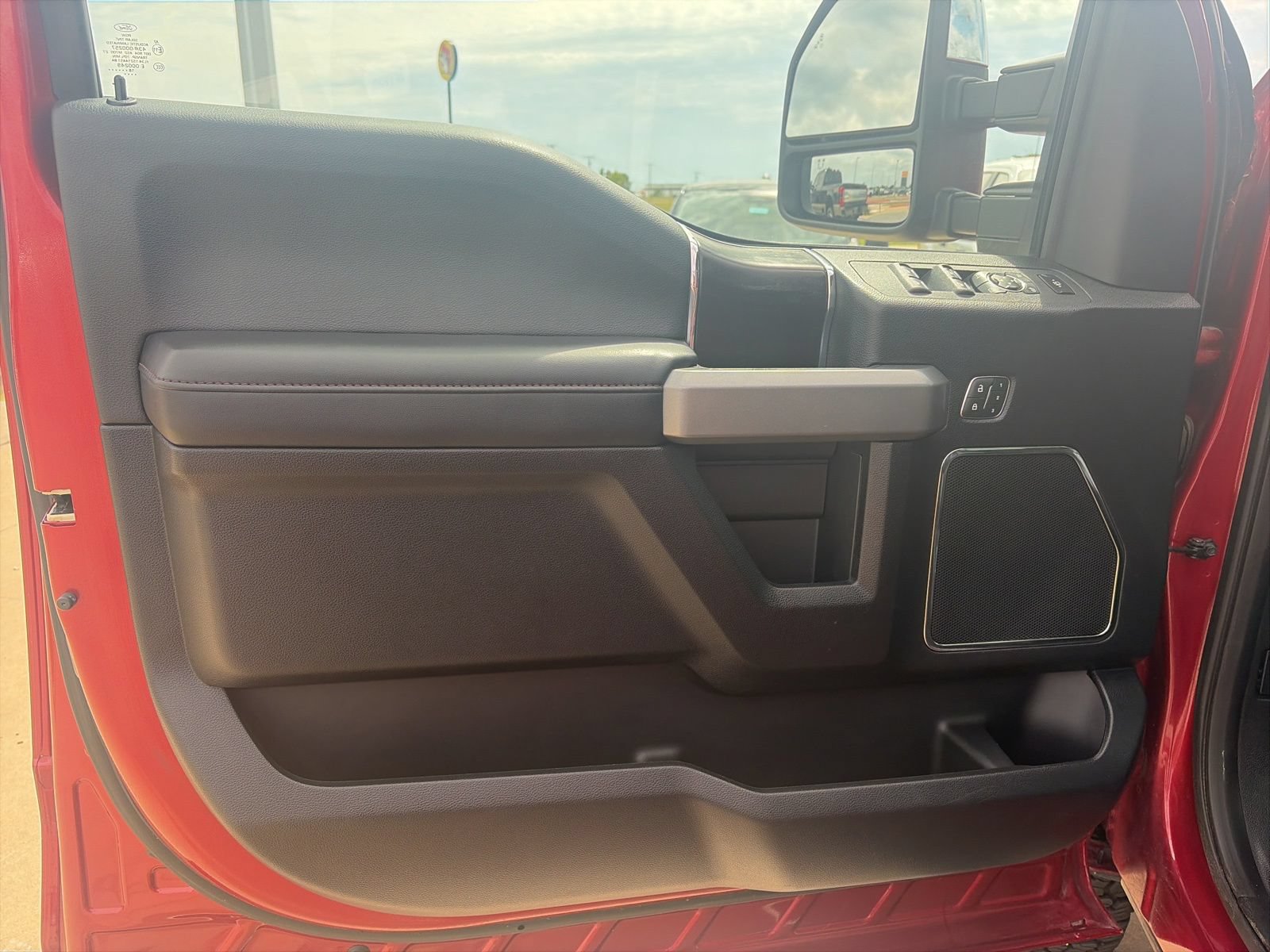 Certified 2019 Ford F250 Platinum w/ Platinum Ultimate Package AWD/4WD image 14
