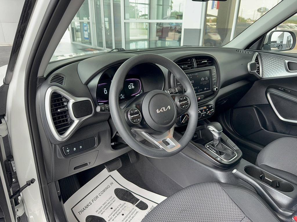 Used 2025 Kia Soul LX w/ LX Technology Package FWD image 10
