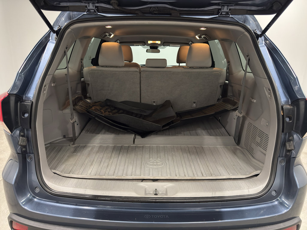 Used 2017 Toyota Highlander LE image 28