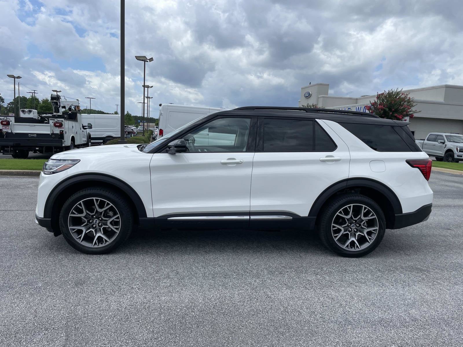 Certified 2025 Ford Explorer Platinum w/ Ultimate Package AWD/4WD image 8