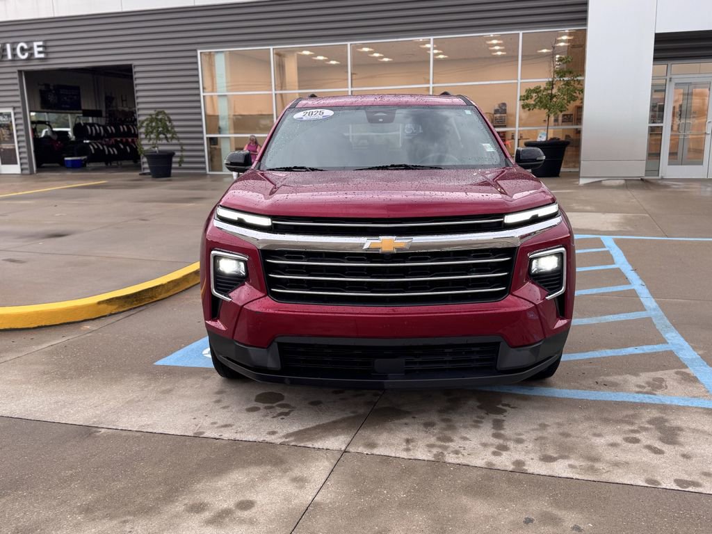 Used 2025 Chevrolet Traverse LT AWD/4WD image 2