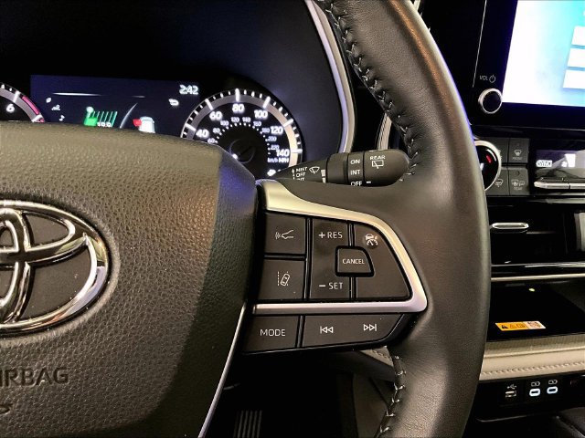 Used 2024 Toyota Highlander XLE AWD/4WD image 18