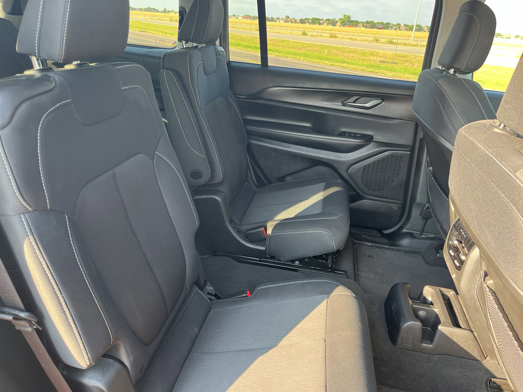 Used 2023 Jeep Grand Cherokee L Laredo image 12
