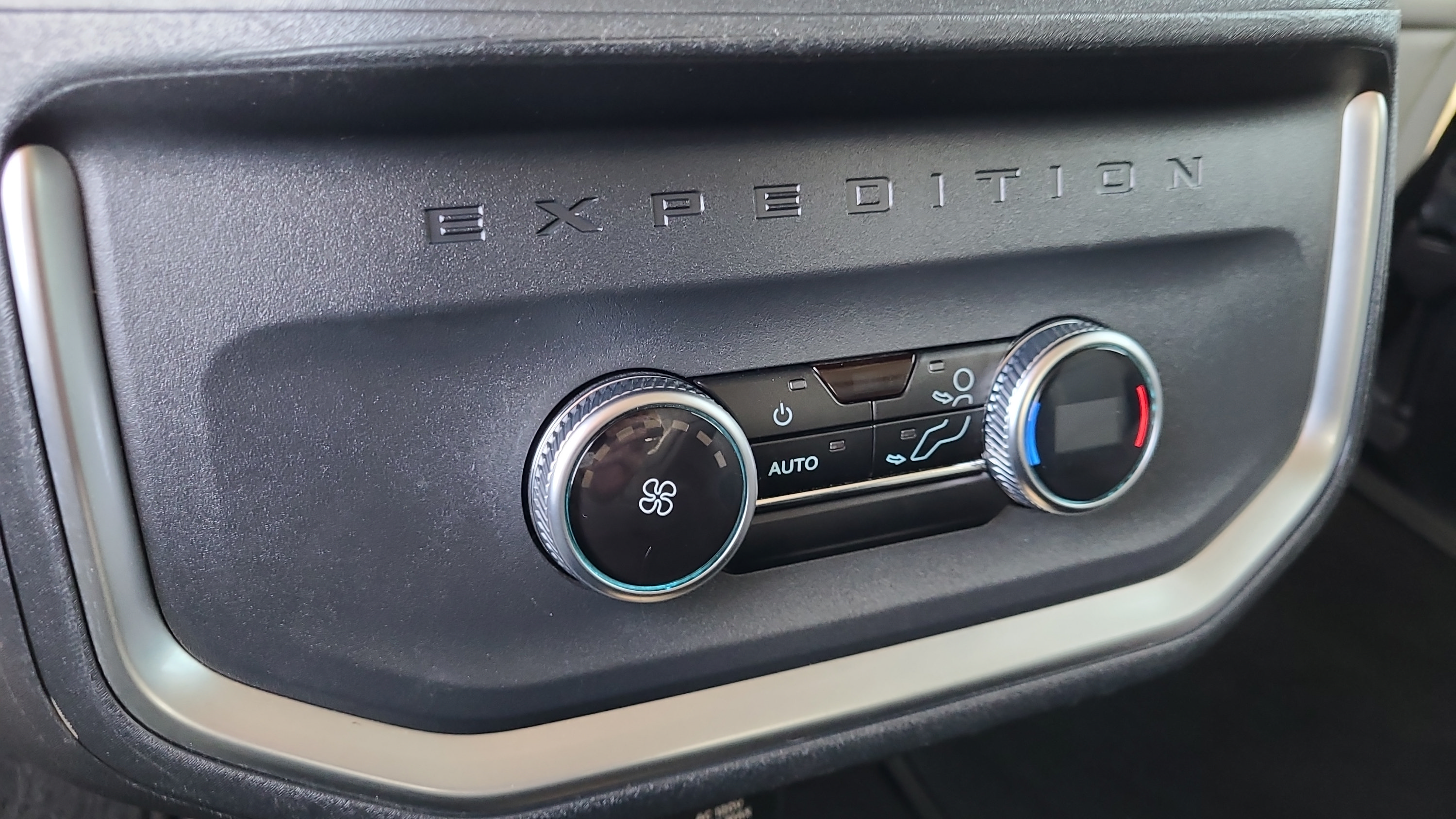 Certified 2025 Ford Expedition Active AWD/4WD image 17
