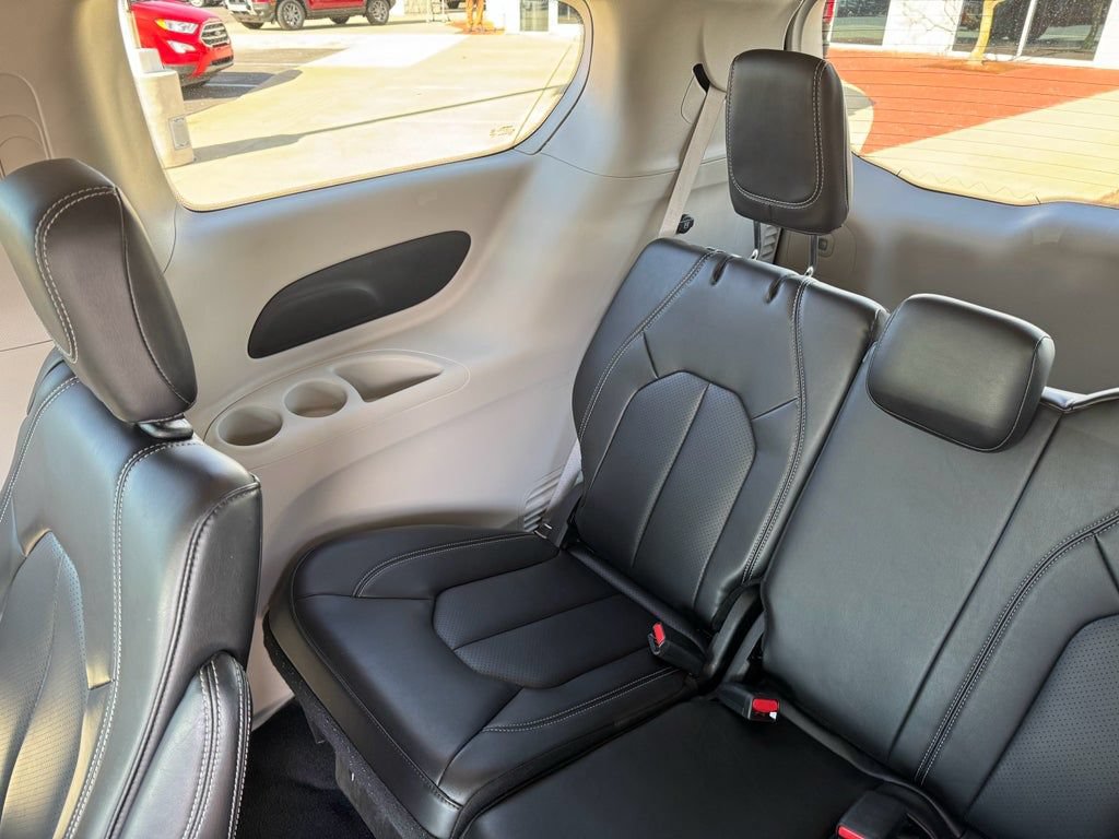 Used 2023 Chrysler Pacifica Touring-L FWD image 23