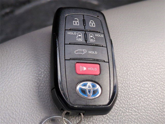 Used 2022 Toyota Sienna XLE image 30