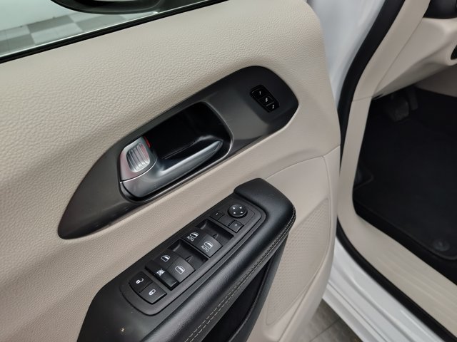 Used 2023 Chrysler Pacifica Touring-L FWD image 21