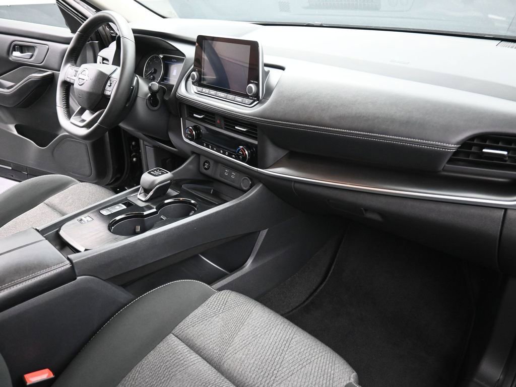 Used 2025 Nissan Rogue SV image 24