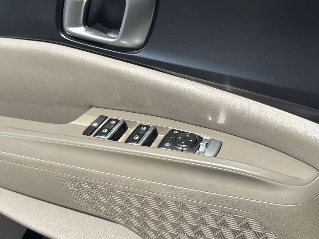 Used 2025 Kia Carnival FWD image 21