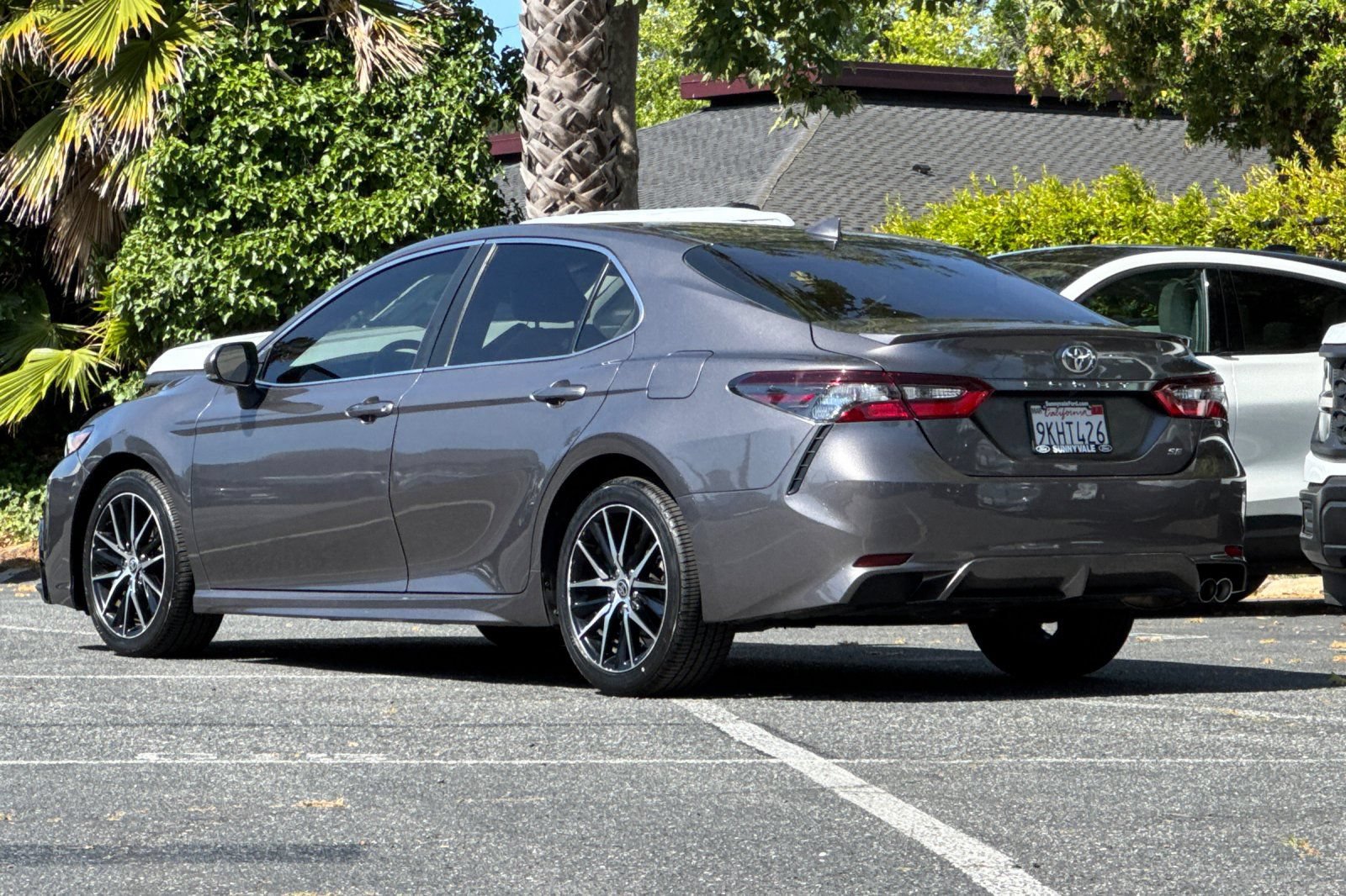 Used 2022 Toyota Camry SE FWD image 6