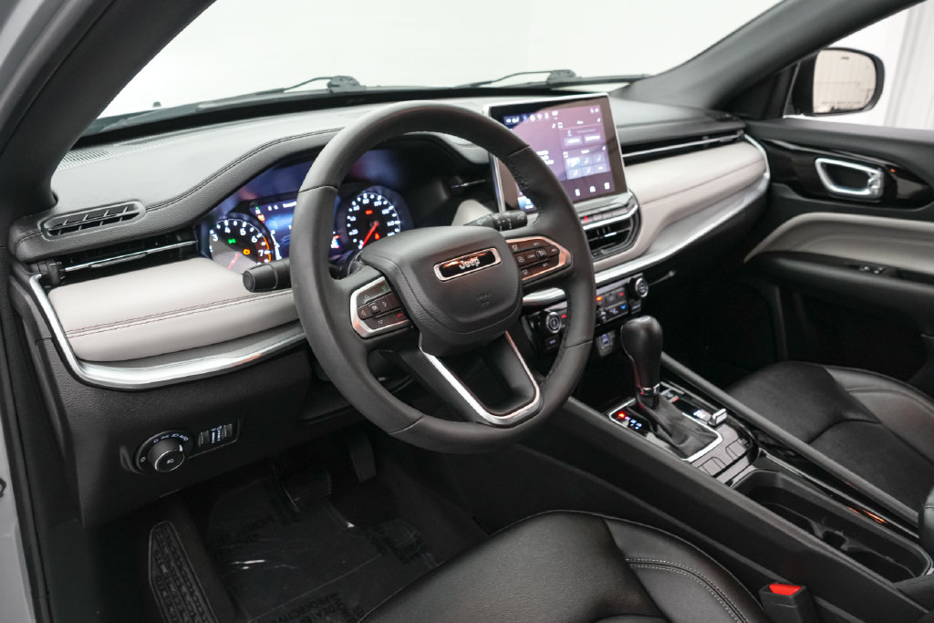 Used 2025 Jeep Compass Limited AWD/4WD image 12