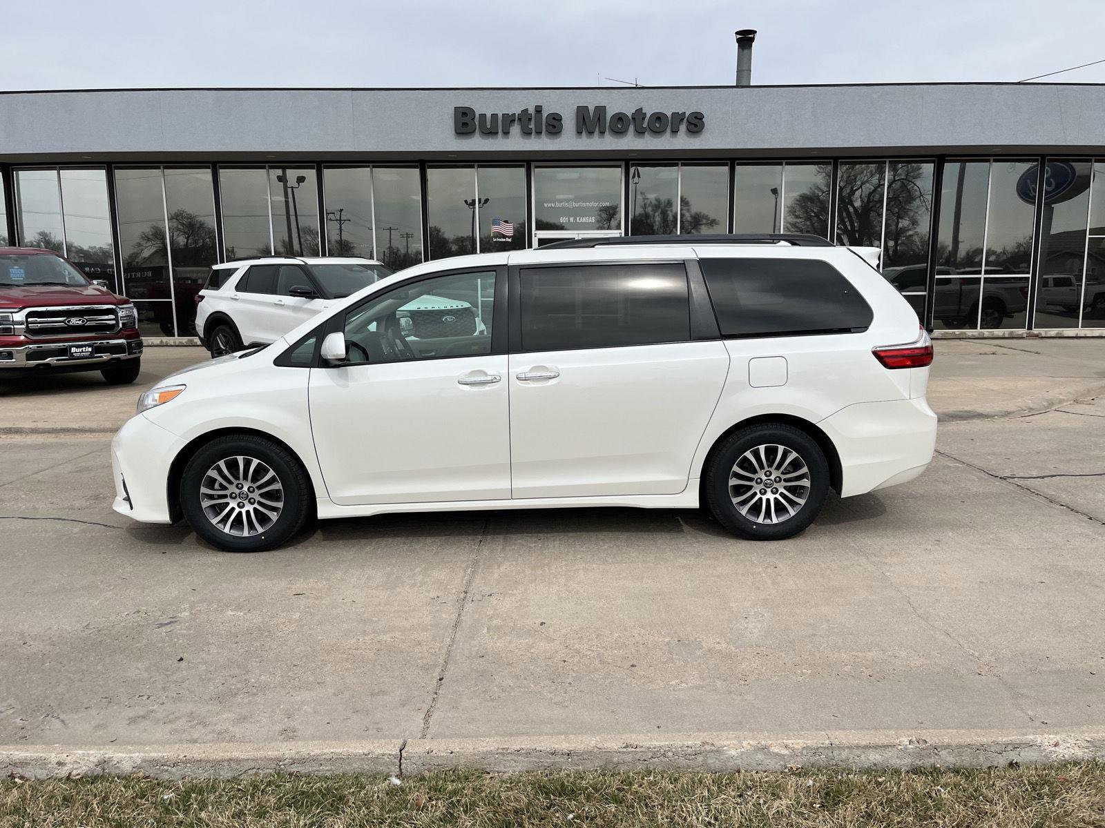 Used 2020 Toyota Sienna XLE w/ XLE Navigation Package video 1