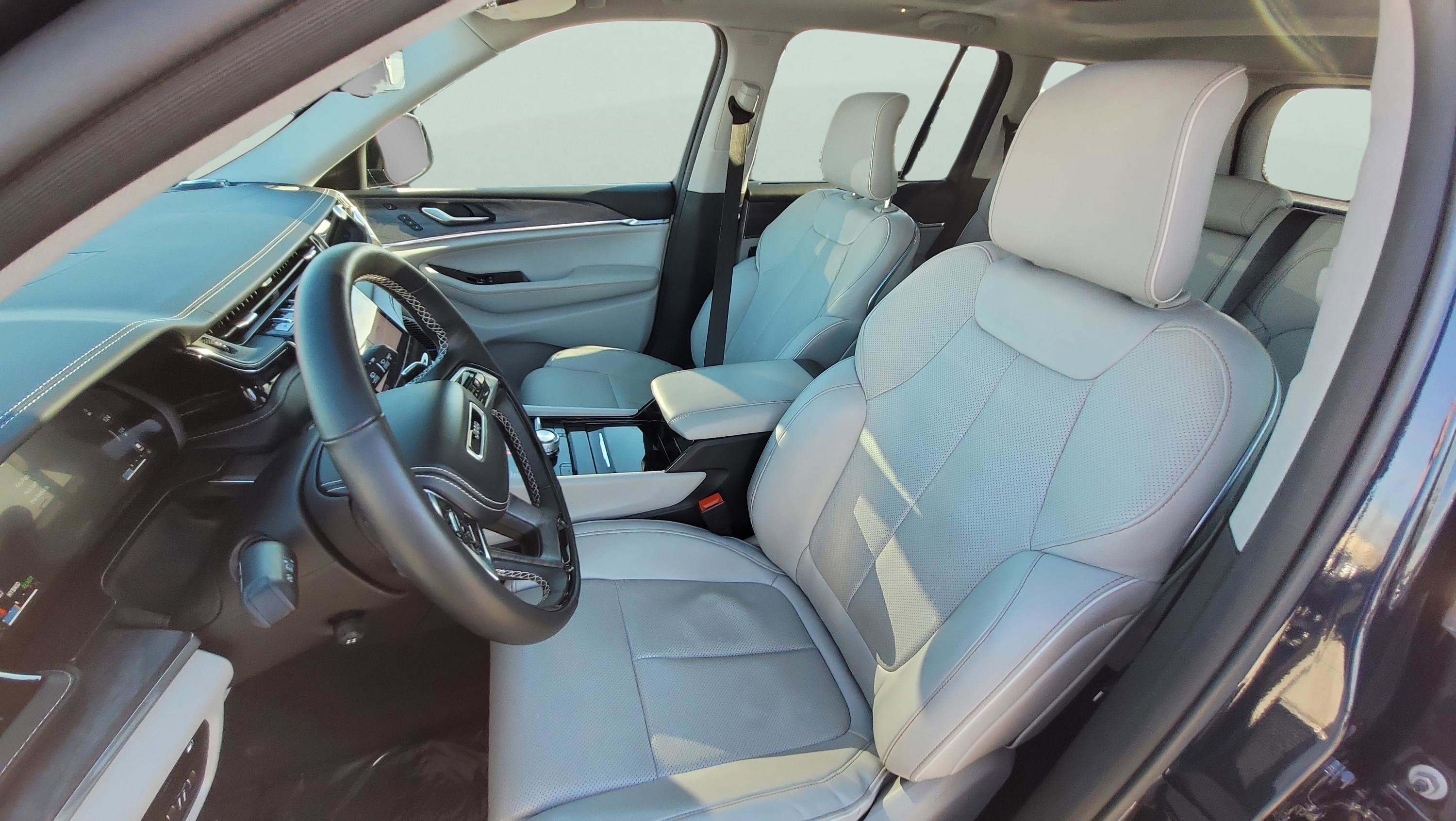 Used 2022 Jeep Grand Cherokee Overland w/ Advanced Protech Group III image 32