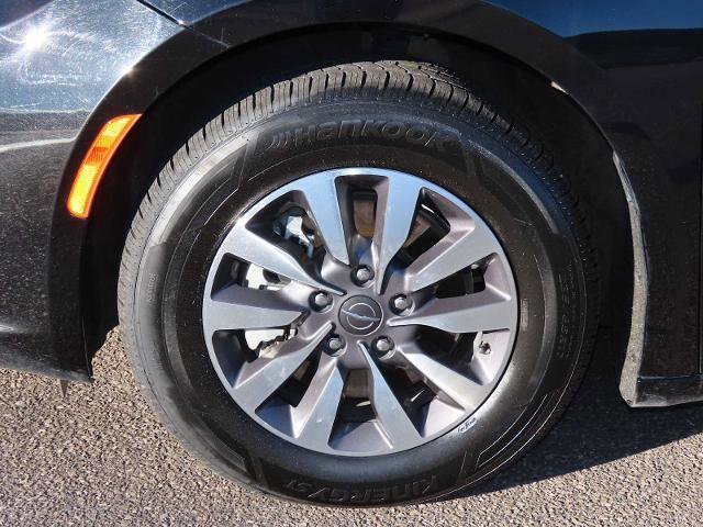 Used 2024 Chrysler Pacifica Select image 15