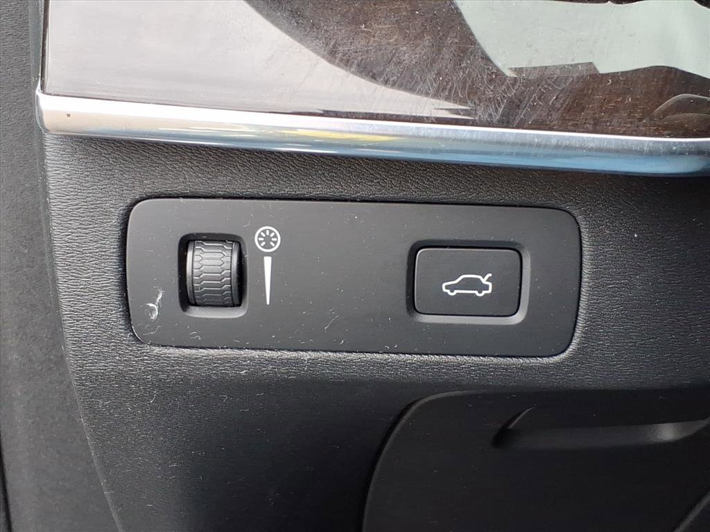 Used 2018 Volvo XC90 T6 Momentum w/ Momentum Plus Package image 18