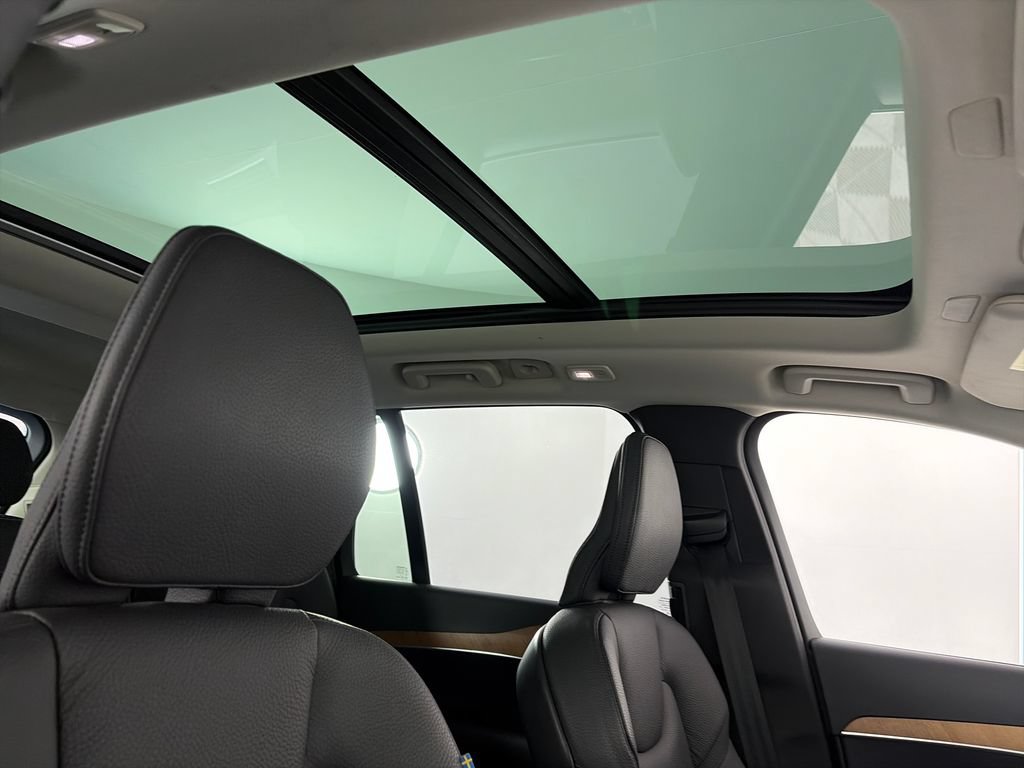 Used 2024 Volvo XC90 B5 Plus AWD/4WD image 32