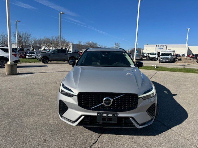 Used 2024 Volvo XC60 B5 Core image 2
