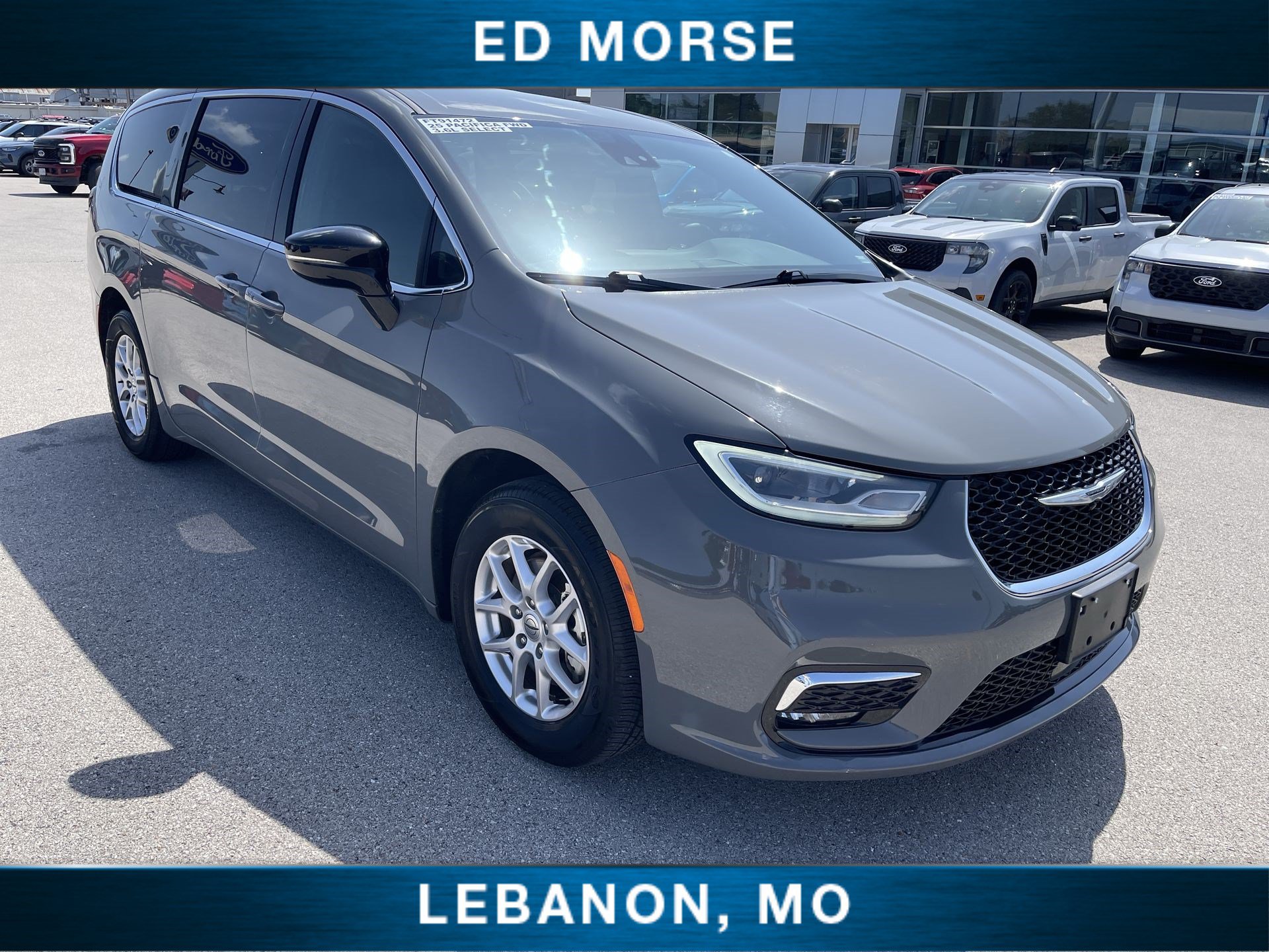 Used 2025 Chrysler Pacifica Select FWD image 2