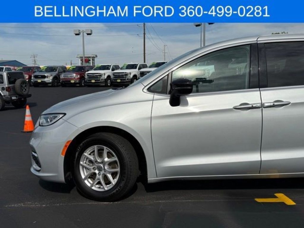 Used 2024 Chrysler Pacifica Touring-L image 13