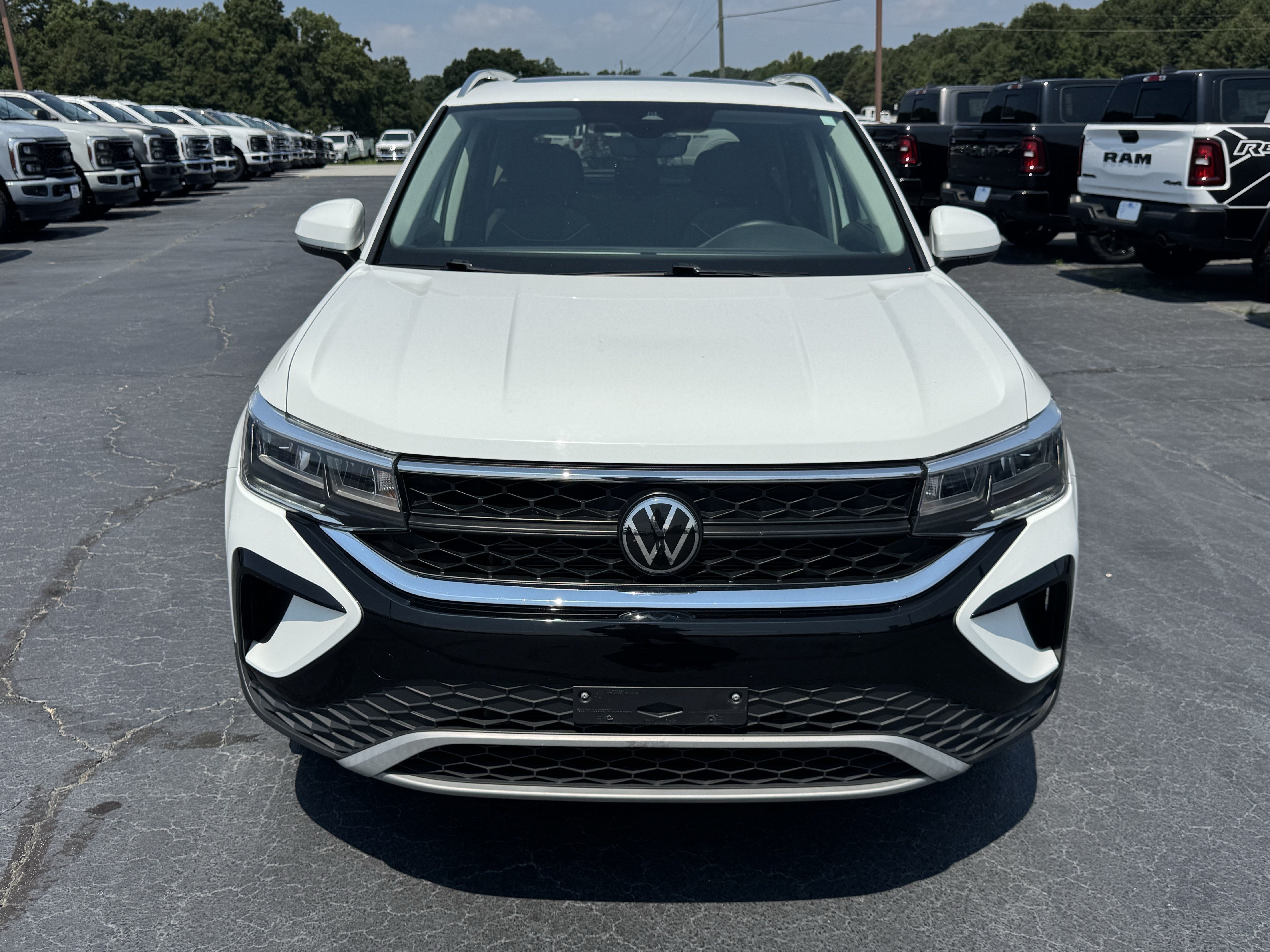 Used 2024 Volkswagen Taos SE AWD/4WD image 3