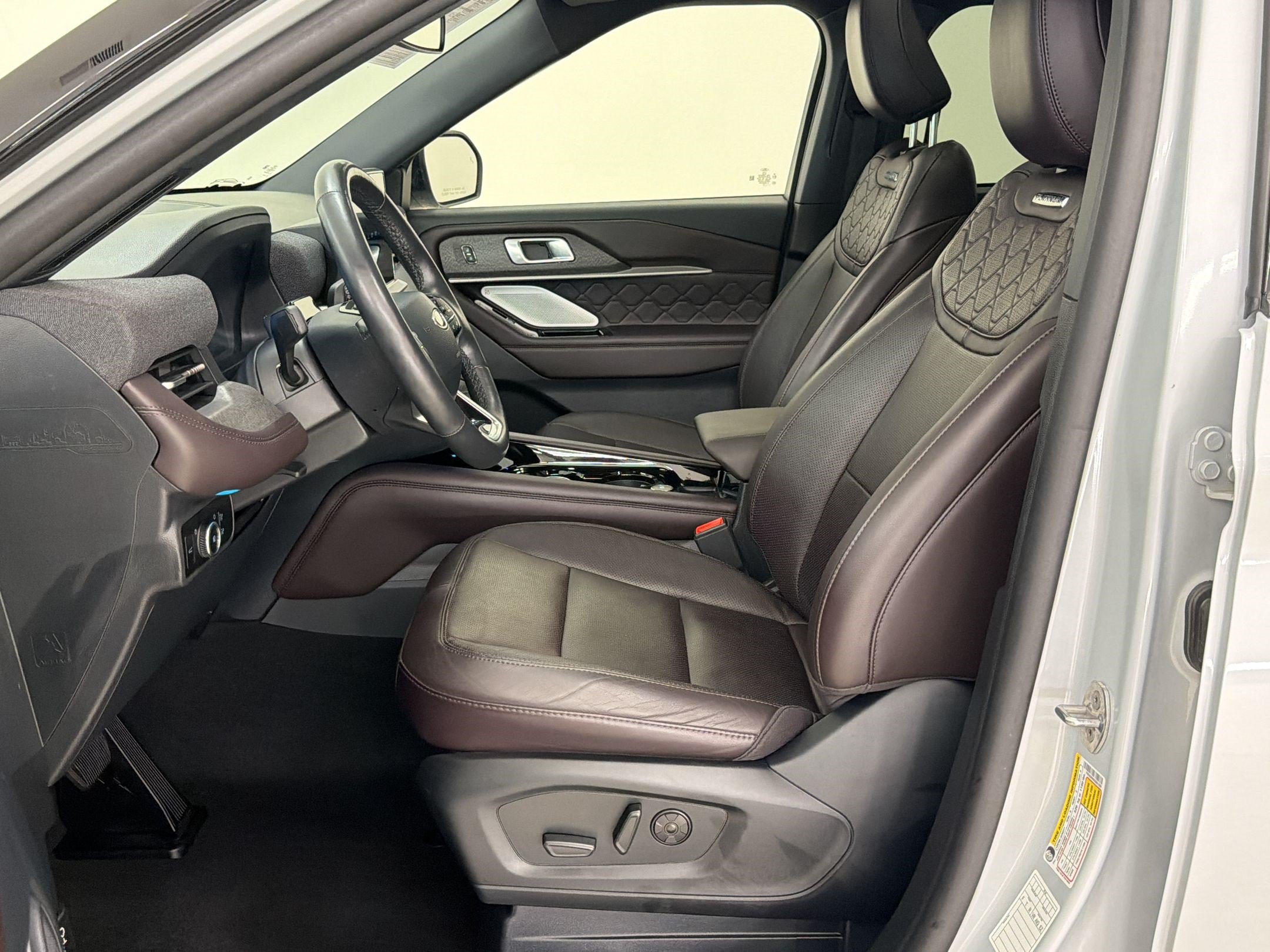 Certified 2025 Ford Explorer Platinum w/ LUX Leather Package AWD/4WD image 5