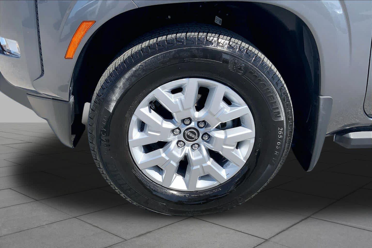 Used 2022 Nissan Frontier SV w/ Technology Package RWD image 11