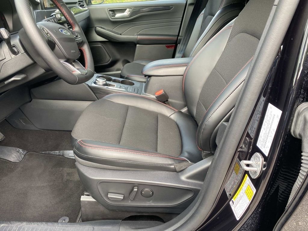 Certified 2025 Ford Escape ST-Line AWD/4WD image 19