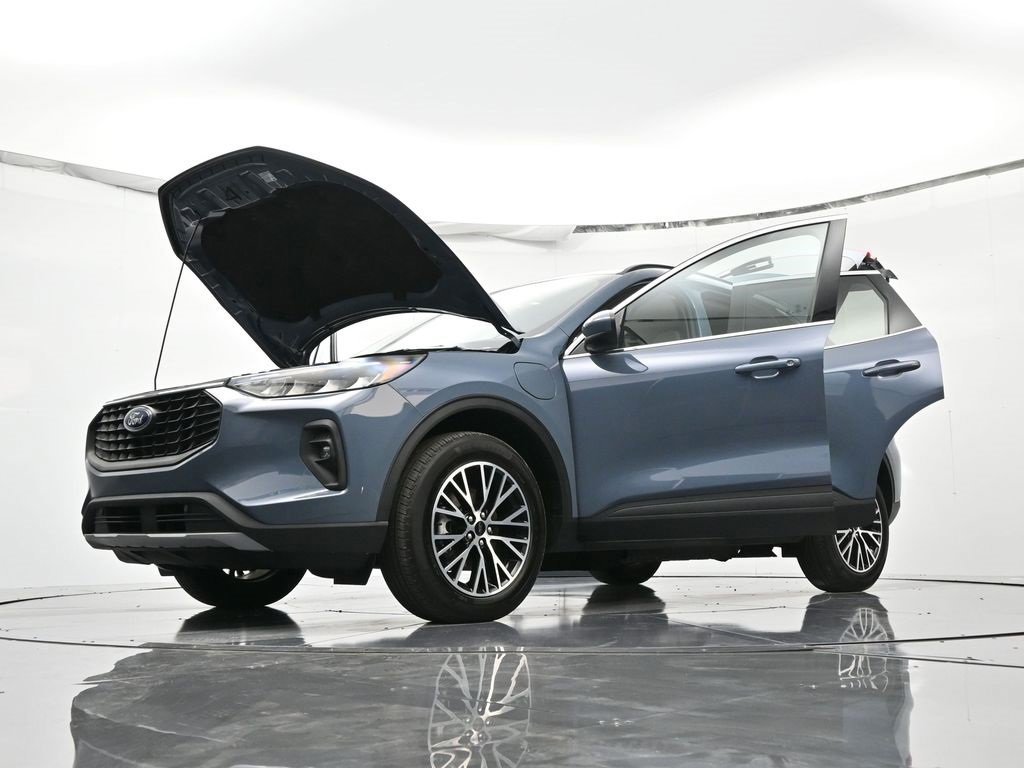 Certified 2025 Ford Escape SE w/ Class II Trailer Tow Package image 48