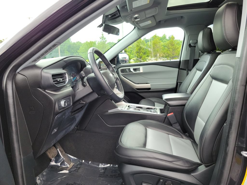 Certified 2022 Ford Explorer XLT w/ Equipment Group 202A AWD/4WD image 8