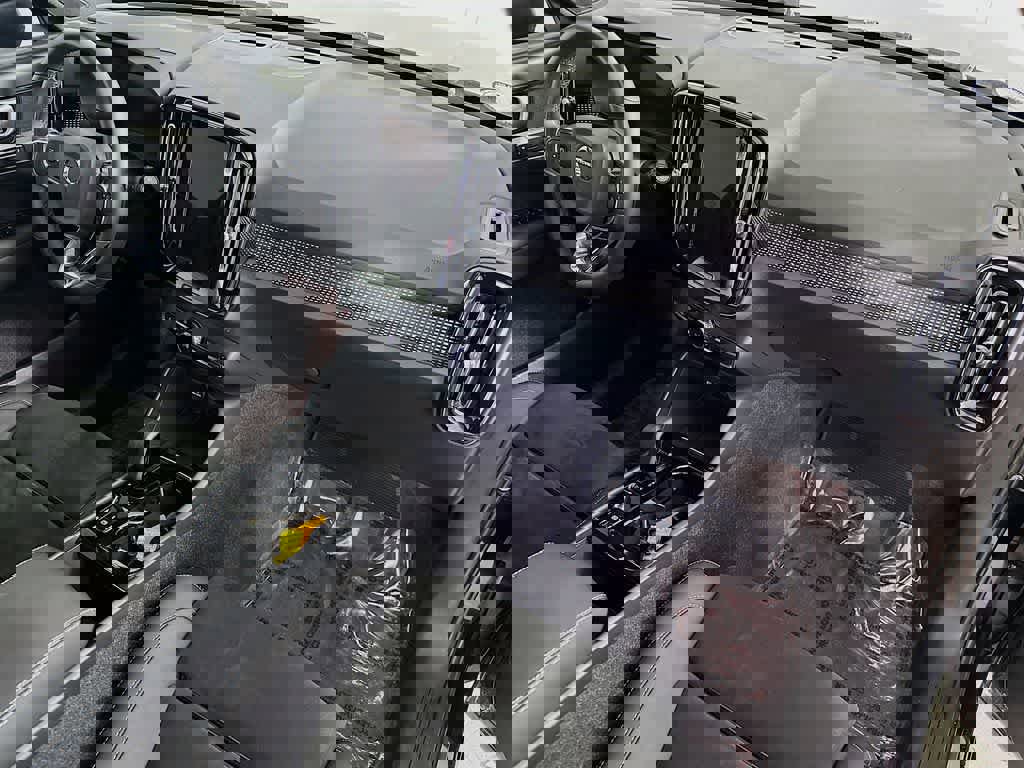 Used 2023 Volvo XC40 B5 Plus image 32