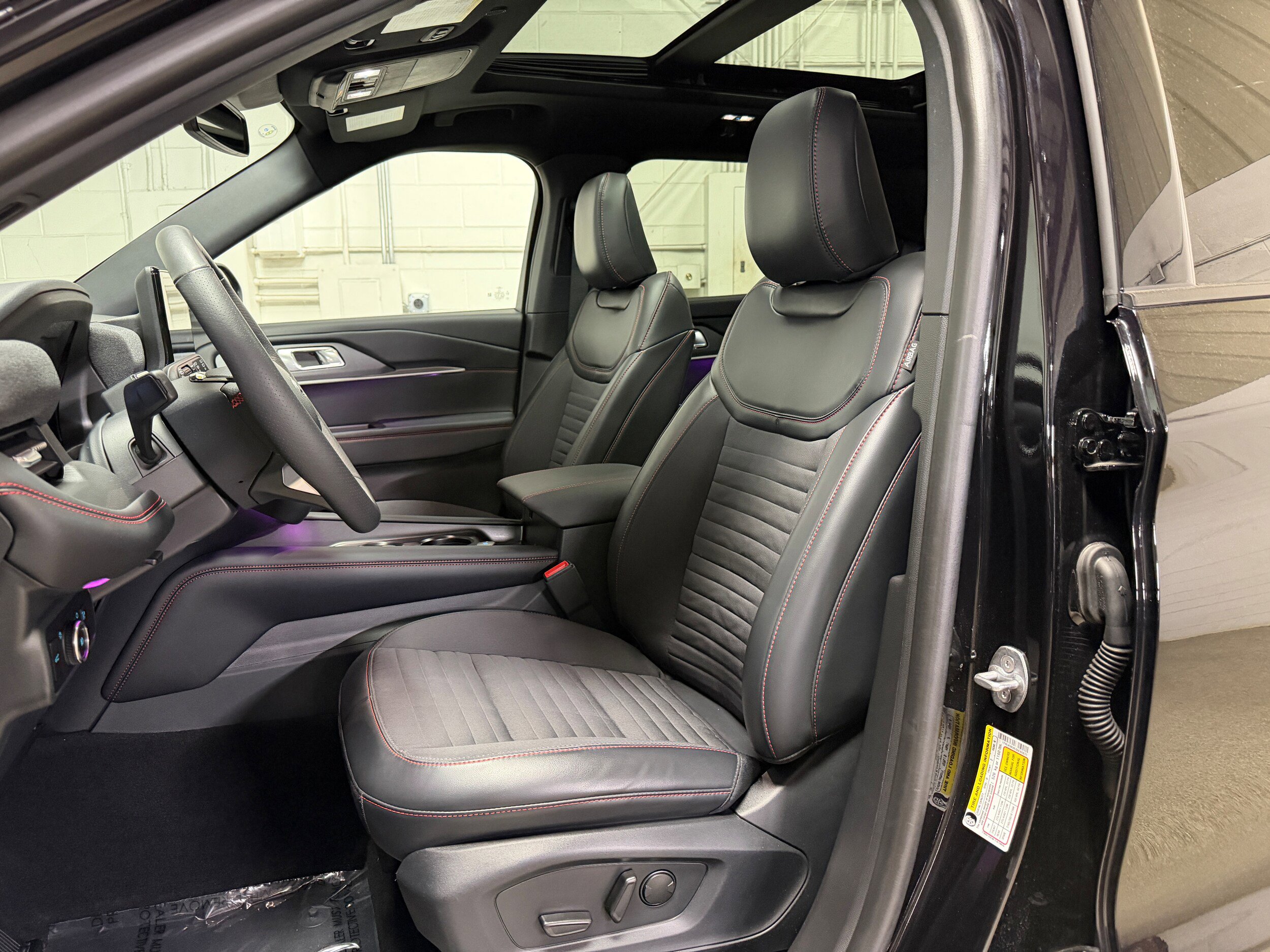 Certified 2025 Ford Explorer ST-Line w/ Premium Package AWD/4WD image 9