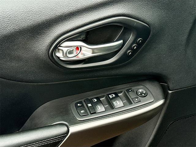 Used 2019 Jeep Cherokee Limited image 15