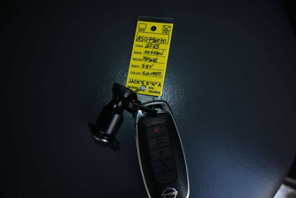 Used 2025 Nissan Rogue SV FWD image 30