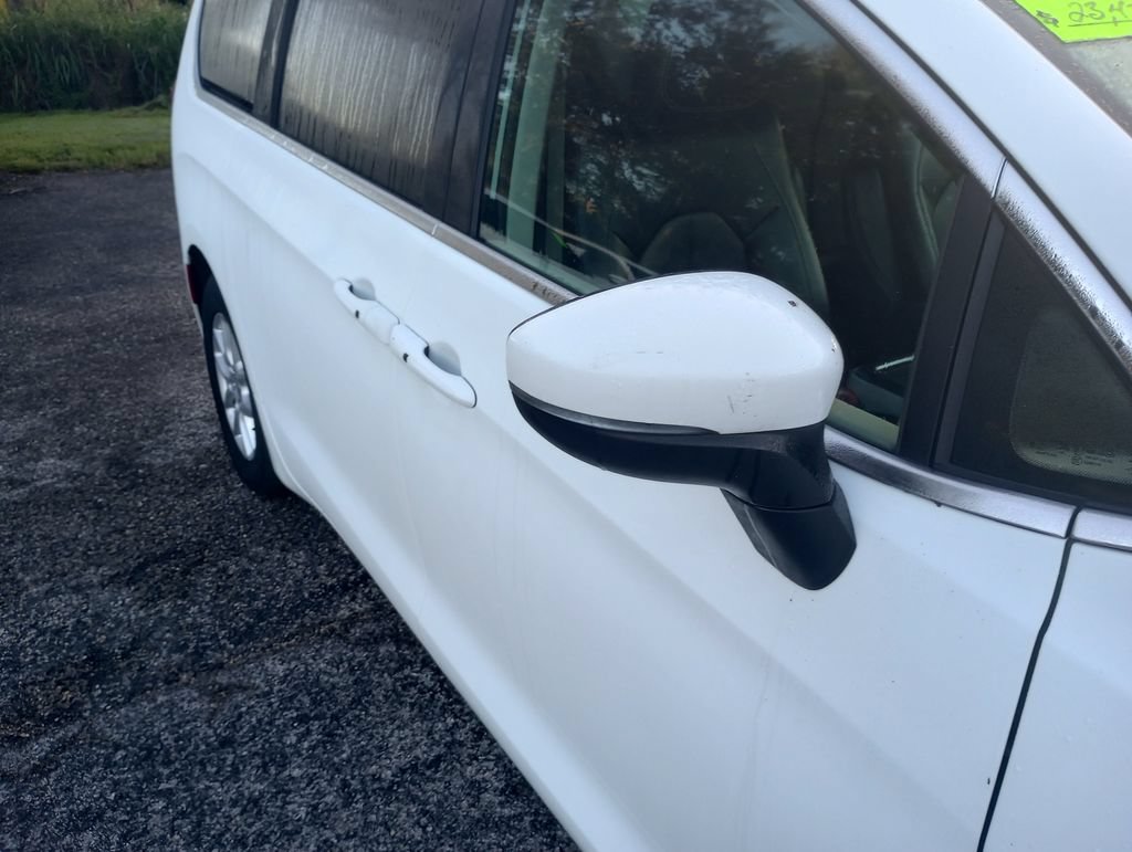 Used 2023 Chrysler Pacifica Touring-L FWD image 10