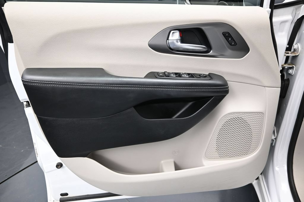 Used 2024 Chrysler Pacifica Touring-L FWD image 18