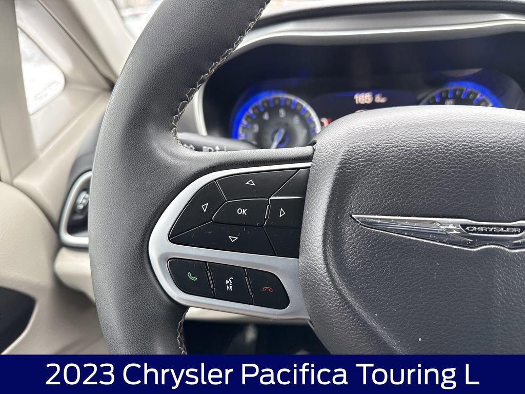 Used 2023 Chrysler Pacifica Touring-L image 21