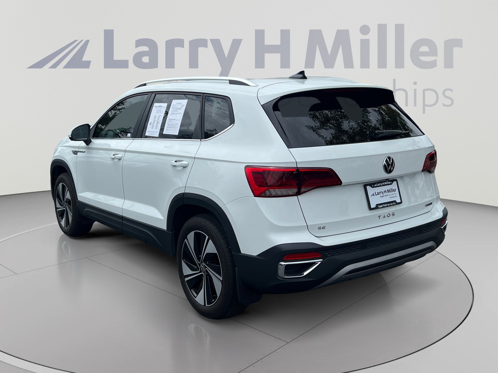 Used 2024 Volkswagen Taos SE w/ Panoramic Sunroof Package AWD/4WD image 3