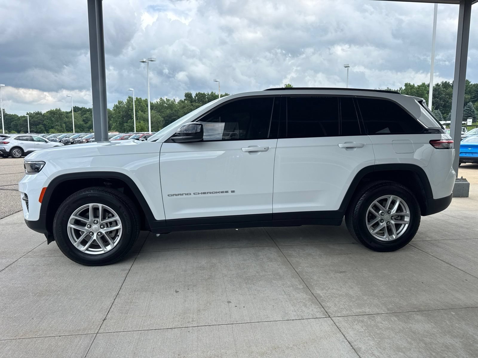 Used 2023 Jeep Grand Cherokee Laredo X AWD/4WD image 4