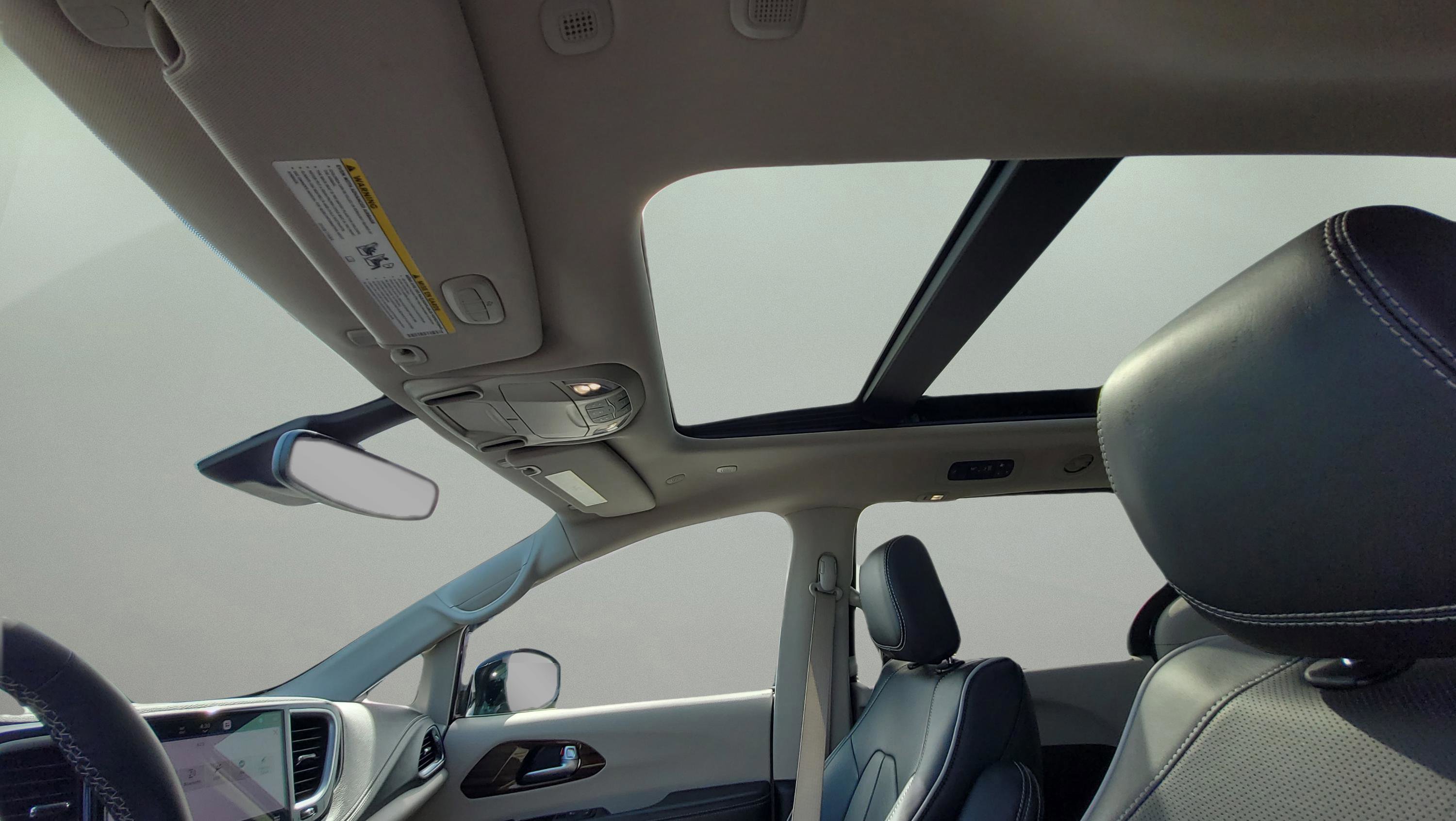 Used 2023 Chrysler Pacifica Limited image 25