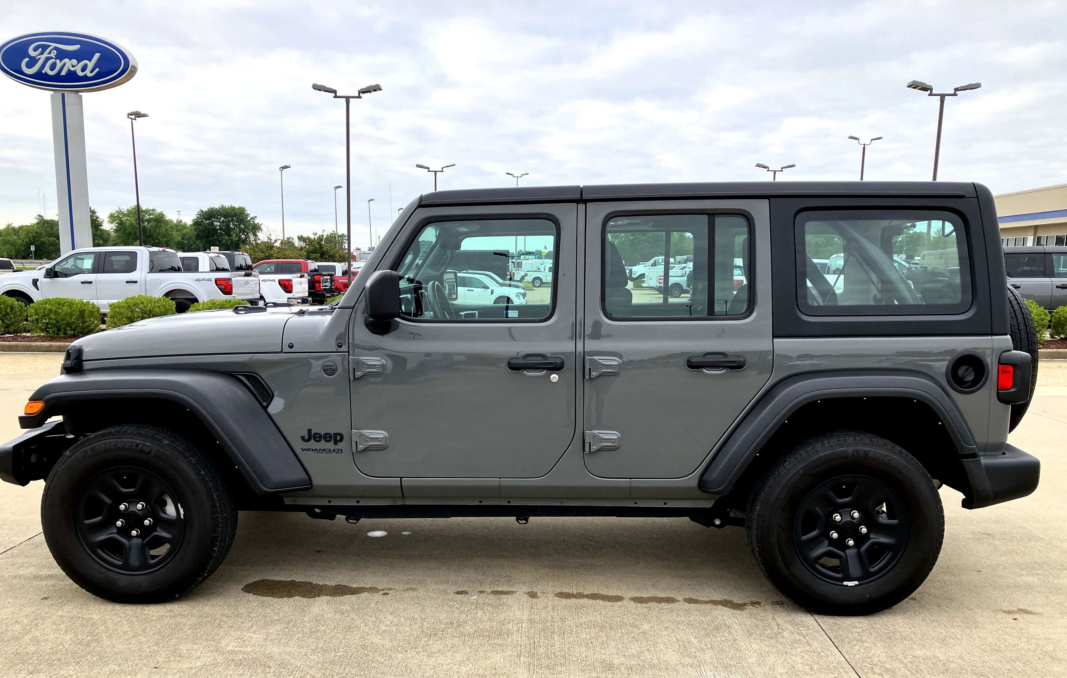 Used 2022 Jeep Wrangler Unlimited Sport image 2