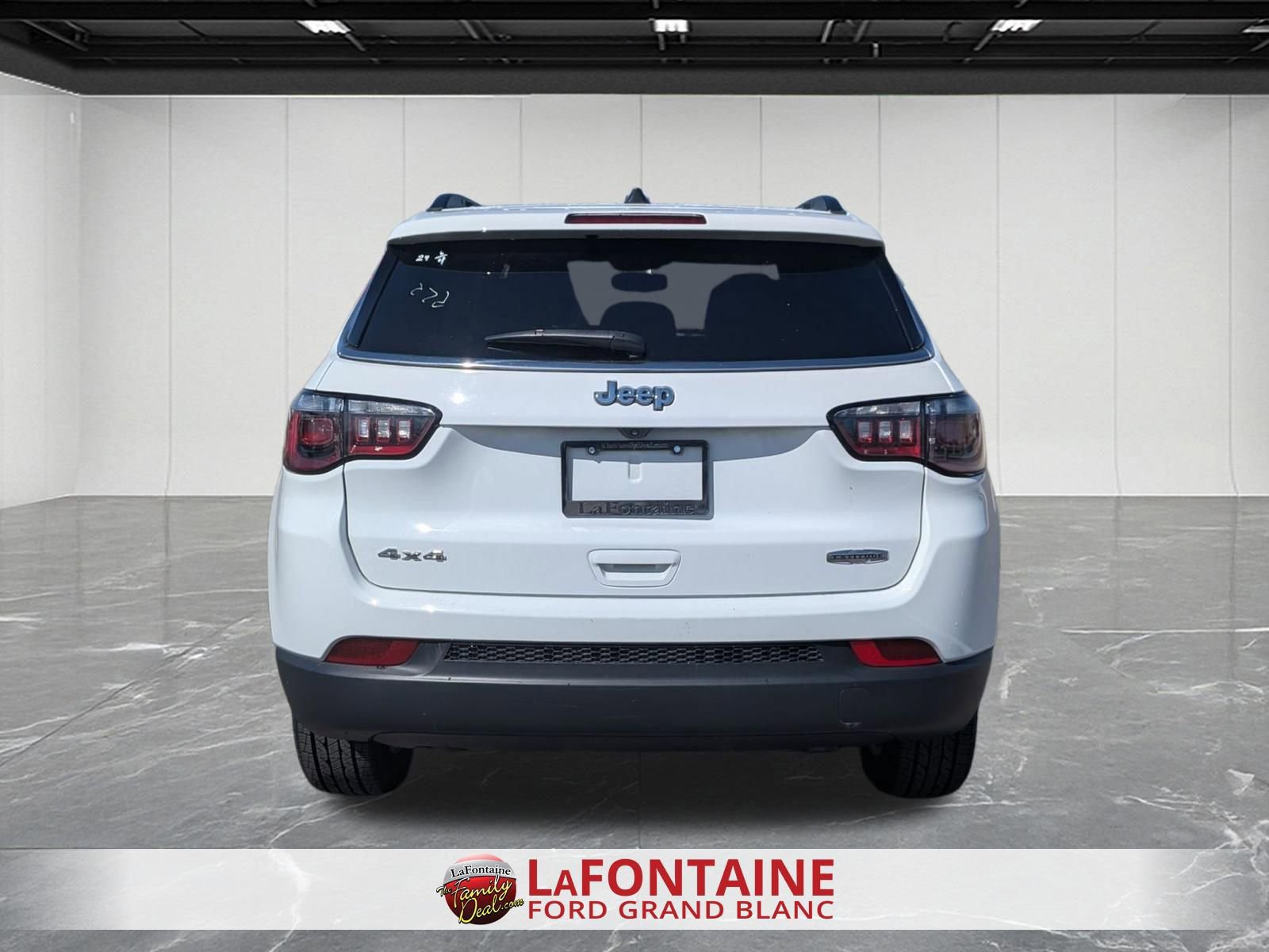 Used 2025 Jeep Compass Latitude w/ Sun & Sound Group AWD/4WD image 4