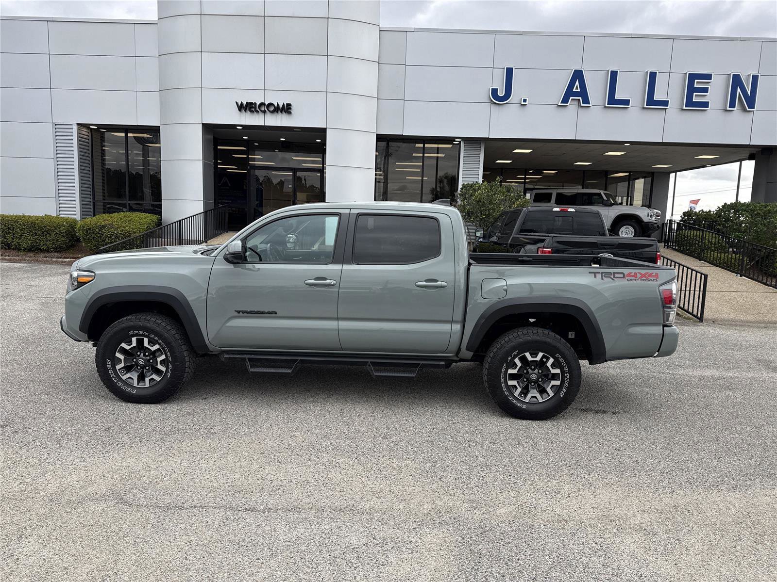 Used 2023 Toyota Tacoma TRD Off-Road w/ TRD Premium Off Road Package image 4