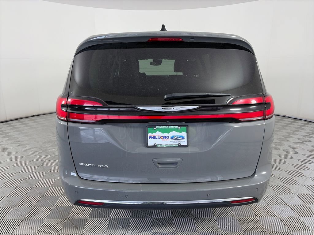 Used 2023 Chrysler Pacifica Touring-L FWD image 4