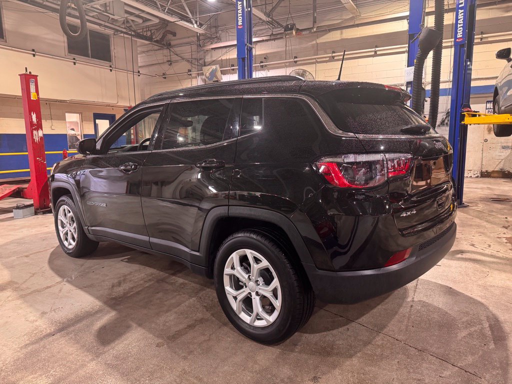 Used 2024 Jeep Compass Latitude AWD/4WD image 3