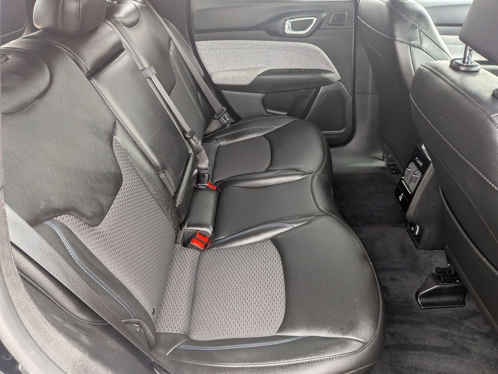 Used 2025 Jeep Compass Latitude w/ Sun & Sound Group AWD/4WD image 30