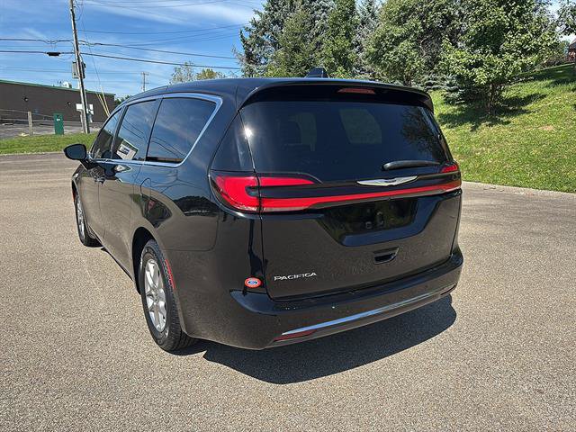 Used 2025 Chrysler Pacifica Select FWD image 2