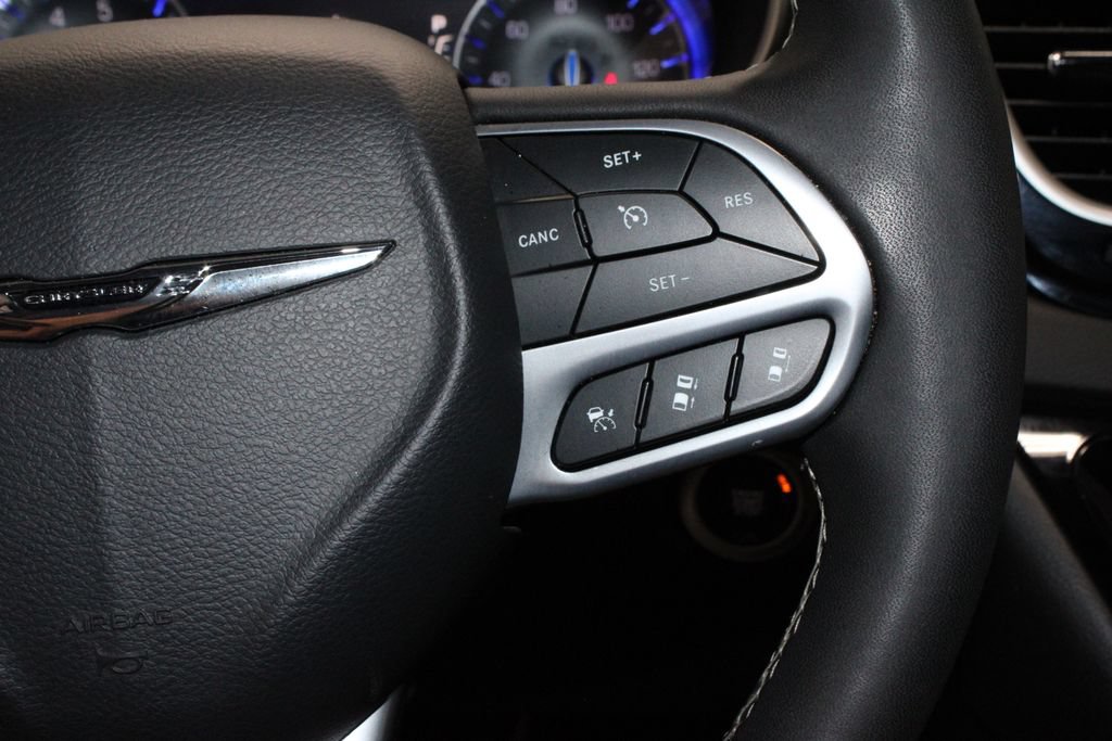 Used 2025 Chrysler Pacifica Select FWD image 28