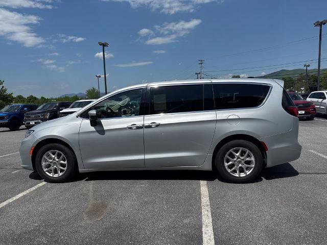 Used 2023 Chrysler Pacifica Touring-L FWD image 6